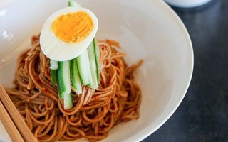 Nắng nóng thế này thì “ghim” ngay công thức làm mì trộn vừa nhanh vừa ngon là chuẩn nhất