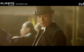 Vừa chạm mặt, "Mr. Sunshine" Lee Byung Hun đã chĩa súng vào mặt nữ chính xinh đẹp