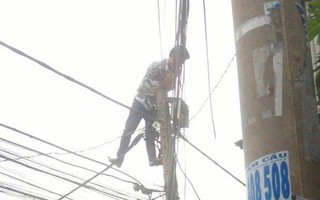 Giải cứu nam thanh niên nghi ngáo đá leo lên cột điện la hét ở Sài Gòn