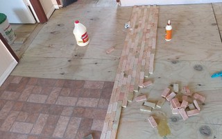 2 cô gái cắt dát giường gỗ thành từng miếng để "lát sàn nhà", nghe thấy lạ mà rồi ai cũng phải phục sát đất vì độ sáng tạo