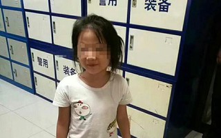 Nghĩ mẹ yêu em trai hơn mình, bé gái 6 tuổi bỏ nhà đi, lạc đường không thể về nhà đến khi cảnh sát tìm được