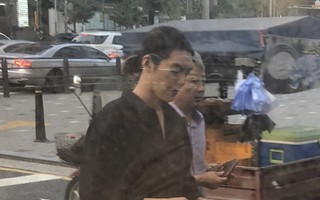 Ngoại hình khác lạ của Woo Bin trong lần đầu xuất hiện sau khi điều trị bệnh ung thư: Thân hình gầy gò, tóc dài buộc túm phía sau