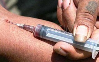 Hoang mang: Hàng loạt người nghi lây nhiễm HIV do bác sĩ dùng chung kim tiêm