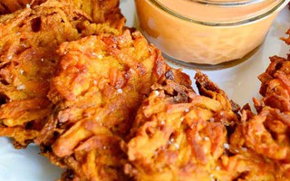 Trời mưa làm bánh khoai nóng hổi vừa thổi vừa ăn ngon tuyệt