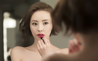 Thấy thỏi son xịn trong vali chồng, vợ mở ra dùng thử vì nghĩ là quà tặng, nào ngờ sự thật khiến cô chết điếng