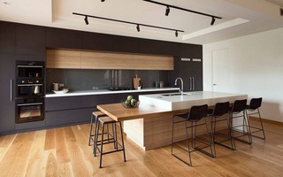 Căn bếp gia đình bình dị biết bao với sự có mặt của những món đồ nội thất bằng chất liệu gỗ mộc mạc