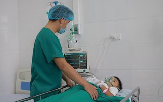 Nghệ An: Để con chơi đồ chơi một mình thì phát nổ, bé trai 8 tuổi nhập viện nguy kịch