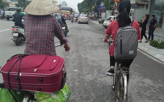 Cùng con đi khắp thế gian - Khoảnh khắc mẹ nón rách, xe đạp cà tàng nhập học cho con khiến dân mạng xúc động