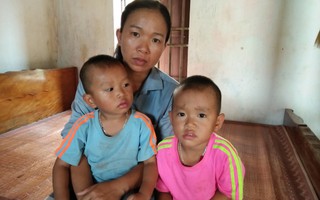 Xót cảnh hai đứa trẻ mồ côi cha hàng ngày theo mẹ đi phu gạch kiếm sống