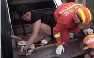 Không cẩn thận khi đi thang cuốn, bé 1 tuổi bị nuốt trọn cánh tay trong vụ tai nạn kinh hoàng