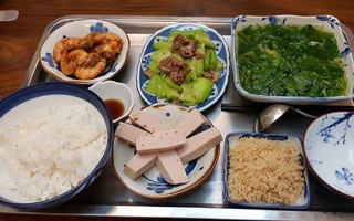Khoe mâm cơm cữ mẹ chồng nấu ngon như nhà hàng, nàng dâu lại bị cư dân mạng bóc mẽ "làm màu, sống ảo"