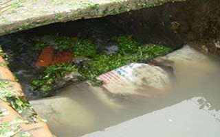 Đi xe đạp điện ngã xuống cống, cháu bé bị nước lũ cuốn trôi ở Sơn La