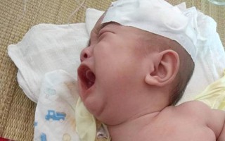 Sinh ra nặng chỉ 1kg, bé trai 14 tháng tuổi đau đớn chống chọi với căn bệnh quái ác

