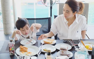 Lên mạng xin lời khuyên về việc dạy con “thân với người giàu, chơi cùng người giỏi”, mẹ trẻ 9x bị ném đá tơi bời