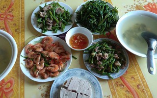 Mâm cơm gia đình tưởng bình thường ở Hà Nội bỗng gây sốt MXH vì 100 nghìn mà đầy ắp thịt, tôm