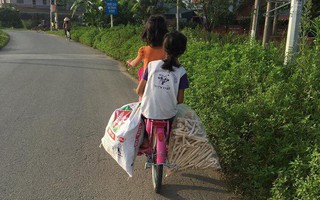 Gia tài của người lớn có thể là vô cùng, nhưng gia tài của tuổi thơ đôi khi chỉ gói gọn trong hai túi bỏng nổ