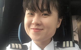 Chân dung bóng hồng chinh phục bầu trời - nữ cơ trưởng Việt Nam đầu tiên của hãng hàng không giá rẻ 