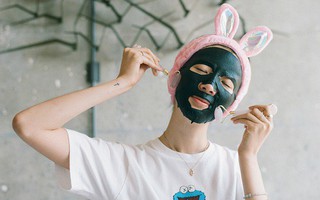 Nhờ dùng "vũ khí bí mật" này trong lúc đắp mặt nạ giấy mà da Irene Kim trở nên căng mọng, mặt cũng gọn hơn hẳn
