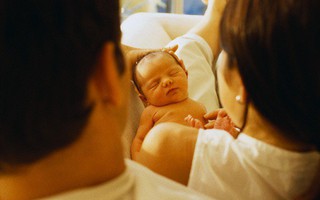 Khi đứa bé sinh ra, tôi đã biết đó không phải cháu mình nhưng phản ứng của anh trai khiến tôi tức khủng khiếp