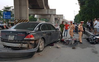 Hà Nội: Nữ tài xế BMW đâm hàng loạt phương tiện và kéo lê 2 cháu nhỏ