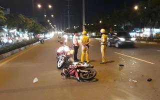 TP. HCM: Bất chấp hiệu lệnh dừng khi chạy vào làn ô tô, thanh niên phóng xe tông CSGT bị thương