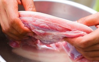 Cứ tưởng chần thịt trước khi nấu là làm sạch hiệu quả nhưng hóa ra không phải vậy và đây mới là cách bạn nên làm
