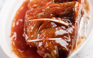 Cá đem chiên rồi rưới nước xốt được làm thế này thì có ngay món ngon bất tận!