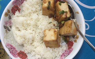 Bưng bát cơm mẹ chồng chăm ở cữ, nàng dâu trẻ bần thần: Có phải vì sắp rằm nên gái đẻ cũng được cho ăn chay?