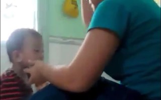 An Giang: Phẫn nộ clip bảo mẫu đánh trẻ dã man khi đang cho ăn, phụ huynh bức xúc vây kín lớp
