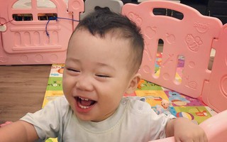 Hằng Túi chia sẻ ảnh cận cảnh hiện tại của cậu nhóc Peter, cười toe toét khoe răng dù bị mắng tội nghịch phá cũi