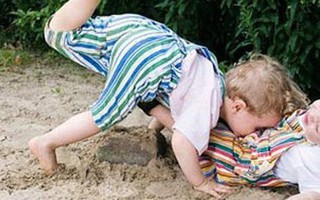 2 đứa trẻ đánh nhau tranh đồ chơi, cách ứng xử của 2 bà mẹ khiến người ngoài sốt ruột