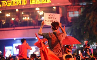 Việt Nam thua trận chắc không buồn bằng nỗi cô đơn, thanh niên cơ hội tranh thủ giơ biển tuyển người yêu giữa tâm "bão"