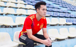 Trước  trận bán kết chiều nay, chị em bỗng bị "đốn tim" vì giọng hát mộc mạc của "hoàng tử bạch kim" Nguyễn Văn Toàn