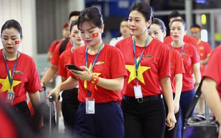 Sân bay Nội Bài nhuộm đỏ màu cờ sắc áo, hàng trăm cổ động viên lên đường sang Indonesia tiếp lửa cho đội tuyển Olympic Việt Nam