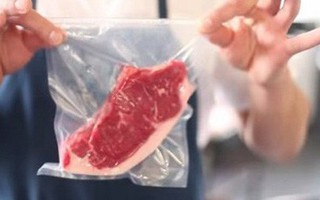 Rã đông thịt bằng nước lạnh hay lò vi sóng?