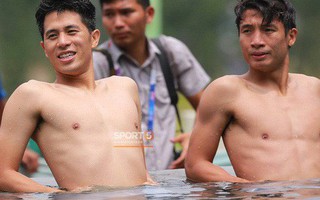 Cầu thủ Olympic Việt Nam khoe "múi", thư giãn tại bể bơi
