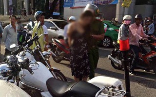 Cảnh sát chặn bắt người phụ nữ lái ô tô Mercedes lạng lách trên đường phố Đà Nẵng
