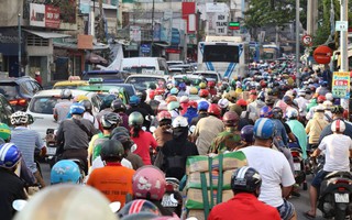 Người Sài Gòn ùn ùn về quê nghỉ lễ khiến các tuyến đường kẹt cứng, ướt mồ hôi mua vé tại bến xe miền Đông