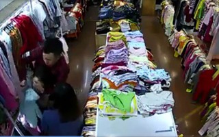 Truy bắt đôi nam nữ xông vào cửa hàng đâm nữ nhân viên bán hàng