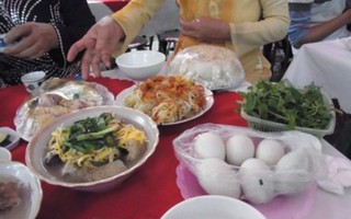 Đi ăn cỗ cưới với mẹ chồng, nàng dâu xấu hổ vì gắp gì cũng bị nhắc "lát người ta chia phần", cả mâm chỉ được ăn canh suông