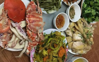 Mâm cơm 600 nghìn có hải sản và gà, hội chị em chê đắt có, khen rẻ có nhưng ai cũng tập trung “bắt” lỗi này