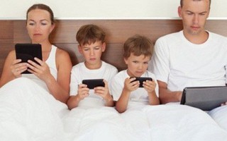 Pháp vừa ra lệnh cấm mang điện thoại đến trường: Cha mẹ Việt nên biết rõ 8 tác hại cho trẻ