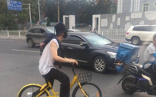 Em trai Phạm Băng Băng đạp xe dạo phố phớt lờ tin chị gái bị giam lỏng tại Bắc Kinh 