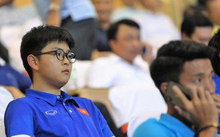 Chàng trợ lý tiếng Anh có gương mặt bầu bĩnh luôn theo sát HLV Park Hang Seo và Olympic Việt Nam là ai?