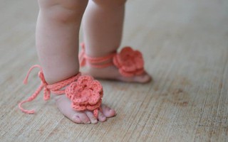 Chuyên gia khuyên: Hãy để trẻ đi chân đất càng nhiều càng tốt bởi nó giúp trẻ thông minh hơn