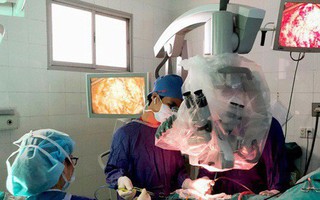 Bé trai mắc u thân não "nhiều lần chờ chết" được cứu sống ngoạn mục