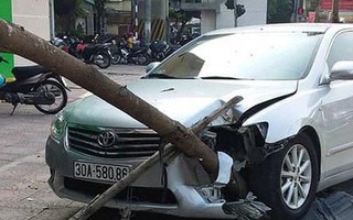 Xế hộp Camry tông liên hoàn trên phố Hà Nội, 2 người bị thương