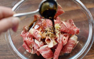 Cứ làm món thịt bò là tôi lại cho thêm thứ nước này vào, dù thịt có dai đến mấy cũng mềm ngọt, tan ngay trong miệng 