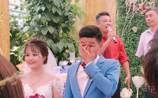 Hai trạng thái đối lập trong ngày cưới khiến dân mạng phì cười: Chú rể bưng mặt khóc nức nở còn cô dâu tươi tắn như hoa