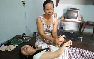 Nghệ An: Lời cầu cứu ú ớ của cô gái tật nguyền, có cha bị tai nạn giao thông phải sống thực vật
